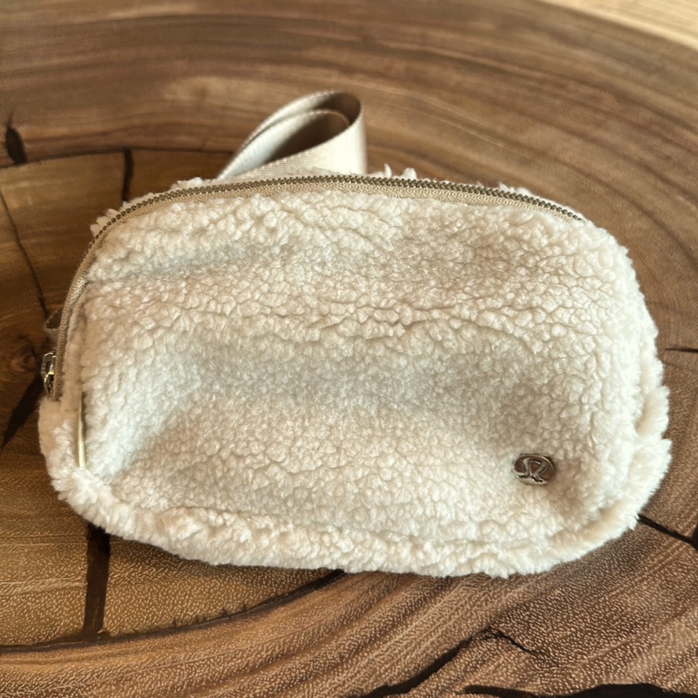 Lululemon Everywhere Belt Bag. BNWT Ivory SHERPA FLEECE!